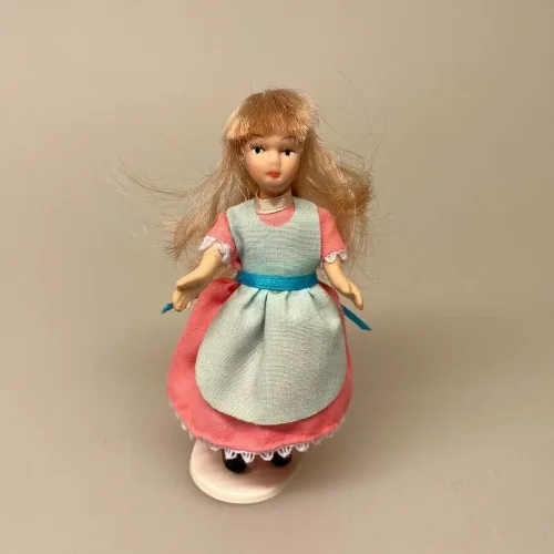 Dukke Lille Pige Alice, Lille pige Alice, dukkehusdukke, dukkehusdukker, dukke, dukkepige, pigedukke, ting til dukkehuset, dukkehusting, dukketing, miniature, miniaturer, små ting, sættekassen, sættekasseting, biti, ribe