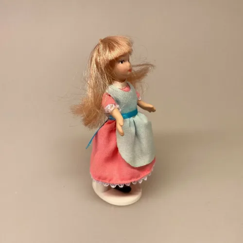 Dukke Lille Pige Alice, Lille pige Alice, dukkehusdukke, dukkehusdukker, dukke, dukkepige, pigedukke, ting til dukkehuset, dukkehusting, dukketing, miniature, miniaturer, små ting, sættekassen, sættekasseting, biti, ribe