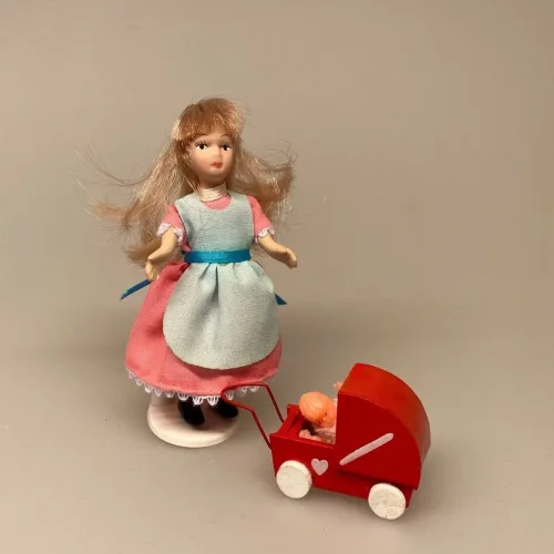 Dukke Lille Pige Alice, Lille pige Alice, dukkehusdukke, dukkehusdukker, dukke, dukkepige, pigedukke, ting til dukkehuset, dukkehusting, dukketing, miniature, miniaturer, små ting, sættekassen, sættekasseting, biti, ribe