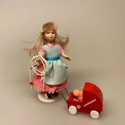 Dukke Lille Pige Alice, Miniature Sjippetov, 1:12, dukkehus, dukkehusting, ting til, dukkehuset, mini, miniature, miniatyre, sættekasse, sætterkssen, sættekassetig, sangskjuler, konfirmation, legetøj, dukke, biti, ribe, Lille pige Alice, dukkehusdukke, dukkehusdukker, dukke, dukkepige, pigedukke, ting til dukkehuset, dukkehusting, dukketing, miniature, miniaturer, små ting, sættekassen, sættekasseting, biti, ribe