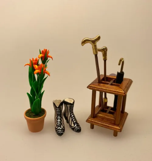 Miniature Potte med orange Iris, blomst,, påske, påskeblomster, mini, urtepotte, lerpotte, blomsterpotte, dukkehus, dukkehusting, dukkehustilbehør, 1:12, skala, mini, miniature, miniatyre, miniaturer, sættekasse, sætterkasse, sangskjuler, symbolsk, gavekort, planteskole, haven, have entusiast, havemand, gartner, uddannet, biti, ribe, landskabsarkitekt,