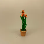 Miniature Potte med orange Iris, blomst,, påske, påskeblomster, mini, urtepotte, lerpotte, blomsterpotte, dukkehus, dukkehusting, dukkehustilbehør, 1:12, skala, mini, miniature, miniatyre, miniaturer, sættekasse, sætterkasse, sangskjuler, symbolsk, gavekort, planteskole, haven, have entusiast, havemand, gartner, uddannet, biti, ribe, landskabsarkitekt,