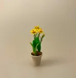 Miniature Potte med påskeliljer, blomster, blomst, narcisser, påskeliljer, pinseliljer, påske, påskeblomster, mini, urtepotte, lerpotte, blomsterpotte, dukkehus, dukkehusting, dukkehustilbehør, 1:12, skala, mini, miniature, miniatyre, miniaturer, sættekasse, sætterkasse, sangskjuler, symbolsk, gavekort, planteskole, haven, have entusiast, havemand, gartner, uddannet, biti, ribe, landskabsarkitekt,