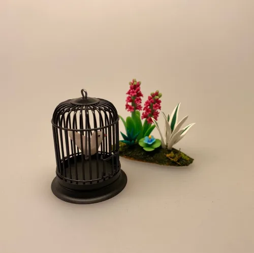 Miniature Fuglebur med fugl, bur, kanariefugl, undulat, fuglebur, pipfugl, 1:12, dukkehus, dukkehusting, dukkehustilbehør, ting til, dukkehuset, miniaturer, miniature, sætterkasse, sættekasse, sangskjuler, symbolik, kæledyr, biti, ribe