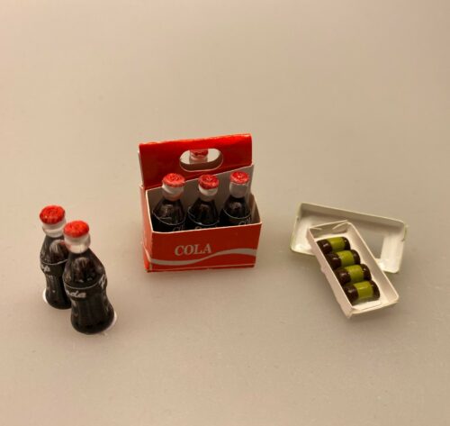 miniature Cola Flasker i kasse, miniature Cola Flaske, kasse, sodavandskasse, miniature Cola Dåse, cola, coca cola, coke, coladåse, dåsecola, sodavand, sodavandsdåse, dåsesodavand, mini, miniature, micro, dukkehus, dukkehusting, dukkehustilbehør, sangskjuler, gavekort, ide, symbolsk, colaelsker, afhængig, cola addict, cola lover, biti, ribe