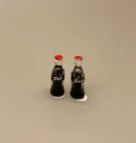 miniature Cola Flaske, kasse, sodavandskasse, miniature Cola Dåse, cola, coca cola, coke, coladåse, dåsecola, sodavand, sodavandsdåse, dåsesodavand, mini, miniature, micro, dukkehus, dukkehusting, dukkehustilbehør, sangskjuler, gavekort, ide, symbolsk, colaelsker, afhængig, cola addict, cola lover, biti, ribe