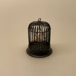 Miniature Fuglebur med fugl, bur, kanariefugl, undulat, fuglebur, pipfugl, 1:12, dukkehus, dukkehusting, dukkehustilbehør, ting til, dukkehuset, miniaturer, miniature, sætterkasse, sættekasse, sangskjuler, symbolik, kæledyr, biti, ribe
