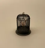 Miniature Fuglebur med fugl, bur, kanariefugl, undulat, fuglebur, pipfugl, 1:12, dukkehus, dukkehusting, dukkehustilbehør, ting til, dukkehuset, miniaturer, miniature, sætterkasse, sættekasse, sangskjuler, symbolik, kæledyr, biti, ribe