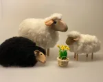 Miniature Kurv med påskeliljer, blomster, 1:12, miniaturer, dukkehus, dukkehuset, dukkehusting, dukkehustilbehør, mini, bonsai, påske, påskepynt, små ting,sætterkasse, sættekasse, hylde, samler, sangskjuler, konfirmation, gavekort, fødselsdag, symbolsk, biti, ribe, narcisser, påskeliljer