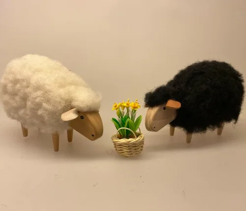 Miniature Kurv med påskeliljer, blomster, 1:12, miniaturer, dukkehus, dukkehuset, dukkehusting, dukkehustilbehør, mini, bonsai, påske, påskepynt, små ting,sætterkasse, sættekasse, hylde, samler, sangskjuler, konfirmation, gavekort, fødselsdag, symbolsk, biti, ribe, narcisser, påskeliljer