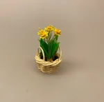 Miniature Kurv med påskeliljer, blomster, 1:12, miniaturer, dukkehus, dukkehuset, dukkehusting, dukkehustilbehør, mini, bonsai, påske, påskepynt, små ting,sætterkasse, sættekasse, hylde, samler, sangskjuler, konfirmation, gavekort, fødselsdag, symbolsk, biti, ribe, narcisser, påskeliljer
