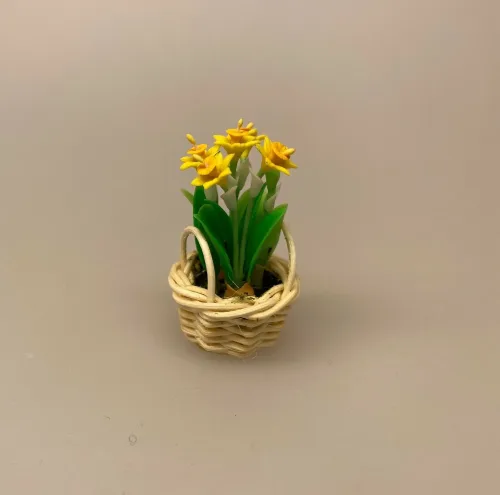 Miniature Kurv med påskeliljer, blomster, 1:12, miniaturer, dukkehus, dukkehuset, dukkehusting, dukkehustilbehør, mini, bonsai, påske, påskepynt, små ting,sætterkasse, sættekasse, hylde, samler, sangskjuler, konfirmation, gavekort, fødselsdag, symbolsk, biti, ribe, narcisser, påskeliljer