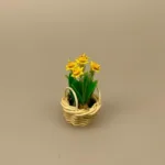 Miniature Kurv med påskeliljer, blomster, 1:12, miniaturer, dukkehus, dukkehuset, dukkehusting, dukkehustilbehør, mini, bonsai, påske, påskepynt, små ting,sætterkasse, sættekasse, hylde, samler, sangskjuler, konfirmation, gavekort, fødselsdag, symbolsk, biti, ribe, narcisser, påskeliljer