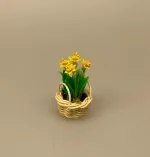 Miniature Kurv med påskeliljer, blomster, 1:12, miniaturer, dukkehus, dukkehuset, dukkehusting, dukkehustilbehør, mini, bonsai, påske, påskepynt, små ting,sætterkasse, sættekasse, hylde, samler, sangskjuler, konfirmation, gavekort, fødselsdag, symbolsk, biti, ribe, narcisser, påskeliljer