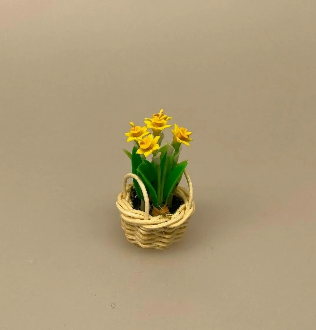 Miniature Kurv med påskeliljer Miniature Kurv med påskeliljer, blomster, 1:12, miniaturer, dukkehus, dukkehuset, dukkehusting, dukkehustilbehør, mini, bonsai, påske, påskepynt, små ting,sætterkasse, sættekasse, hylde, samler, sangskjuler, konfirmation, gavekort, fødselsdag, symbolsk, biti, ribe, narcisser, påskeliljer