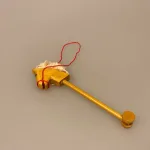 Miniature Kæphest, hest, Miniature Sæbekassebil, Miniature, dukkehus, dukkehusting, dukkehustilbehør, ting til, 1:12, mini, miniature, miniaturer, dollhouse, lege, samlere, legetøj, håndlavet, fungerer, biti, ribe, butik, legetøjsbutik