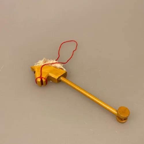 Miniature Kæphest, hest, Miniature Sæbekassebil, Miniature, dukkehus, dukkehusting, dukkehustilbehør, ting til, 1:12, mini, miniature, miniaturer, dollhouse, lege, samlere, legetøj, håndlavet, fungerer, biti, ribe, butik, legetøjsbutik