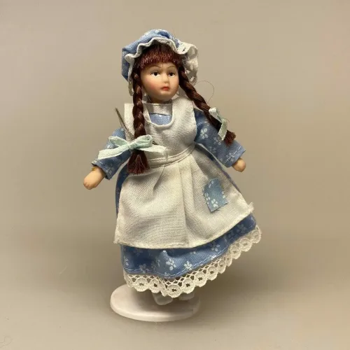 Lille pige Laura, kyse, mamelukker, 1:12, Lille dukke, Lille pige, dukkehusdukke, dukkehusdukker, dukke, dukkepige, pigedukke, ting til dukkehuset, dukkehusting, dukketing, miniature, miniaturer, små ting, sættekassen, sættekasseting, biti, ribe