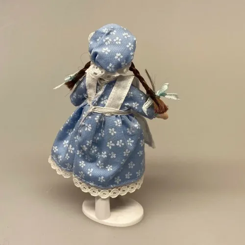 Lille pige Laura, kyse, mamelukker, 1:12, Lille dukke, Lille pige, dukkehusdukke, dukkehusdukker, dukke, dukkepige, pigedukke, ting til dukkehuset, dukkehusting, dukketing, miniature, miniaturer, små ting, sættekassen, sættekasseting, biti, ribe