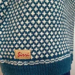 2026, 238/201, Sirri Færø Pullover - Liljemønster Kort Petrol , færøsk, færøstrik, færøerne, uldstrik, uld, ren uld, pullover, sweater, striktrøje, trøje, raglan ærmer, raglanærmer, moderne, hipster, petroleum, turkis, grøn, klassisk, lækker, kvalitet, billig, flot, strik, ulden, uld, biti, ribe, vadehavet, nationalpark,