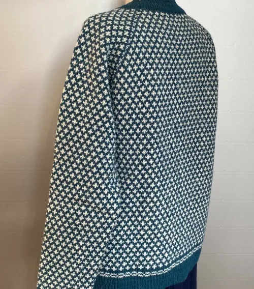 2026, 238/201, Sirri Færø Pullover - Liljemønster Kort Petrol , færøsk, færøstrik, færøerne, uldstrik, uld, ren uld, pullover, sweater, striktrøje, trøje, raglan ærmer, raglanærmer, moderne, hipster, petroleum, turkis, grøn, klassisk, lækker, kvalitet, billig, flot, strik, ulden, uld, biti, ribe, vadehavet, nationalpark,