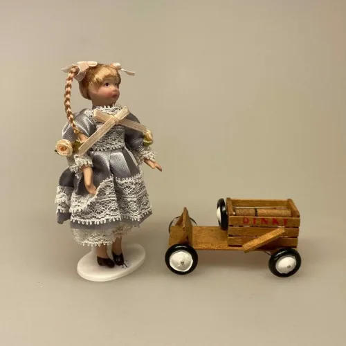 Miniature Sæbekassebil, Lille pige Silvia, Lille pige Alice, dukkehusdukke, dukkehusdukker, dukke, dukkepige, pigedukke, ting til dukkehuset, dukkehusting, dukketing, miniature, miniaturer, små ting, sættekassen, sættekasseting, biti, ribe, herskab, tjenestefolk, upstairs, downstairs,