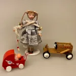Miniature Sæbekassebil, Lille pige Silvia, Lille pige Alice, dukkehusdukke, dukkehusdukker, dukke, dukkepige, pigedukke, ting til dukkehuset, dukkehusting, dukketing, miniature, miniaturer, små ting, sættekassen, sættekasseting, biti, ribe, herskab, tjenestefolk, upstairs, downstairs,