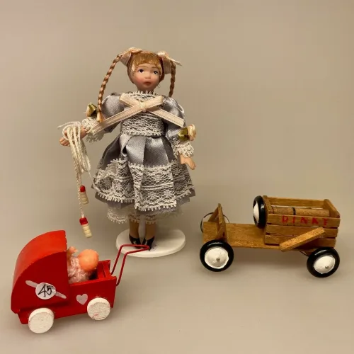 Miniature Sæbekassebil, Lille pige Silvia, Lille pige Alice, dukkehusdukke, dukkehusdukker, dukke, dukkepige, pigedukke, ting til dukkehuset, dukkehusting, dukketing, miniature, miniaturer, små ting, sættekassen, sættekasseting, biti, ribe, herskab, tjenestefolk, upstairs, downstairs,