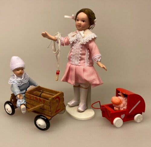 Miniature Sjippetov, 1:12, dukkehus, dukkehusting, ting til, dukkehuset, mini, miniature, miniatyre, sættekasse, sætterkssen, sættekassetig, sangskjuler, konfirmation, legetøj, dukke, biti, ribe, 1:12, Lille pige Rosa, Lille pige, dukkehusdukke, dukkehusdukker, dukke, dukkepige, pigedukke, ting til dukkehuset, dukkehusting, dukketing, miniature, miniaturer, små ting, sættekassen, sættekasseting, biti, ribe
