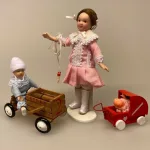 Miniature Sjippetov, 1:12, dukkehus, dukkehusting, ting til, dukkehuset, mini, miniature, miniatyre, sættekasse, sætterkssen, sættekassetig, sangskjuler, konfirmation, legetøj, dukke, biti, ribe, 1:12, Lille pige Rosa, Lille pige, dukkehusdukke, dukkehusdukker, dukke, dukkepige, pigedukke, ting til dukkehuset, dukkehusting, dukketing, miniature, miniaturer, små ting, sættekassen, sættekasseting, biti, ribe