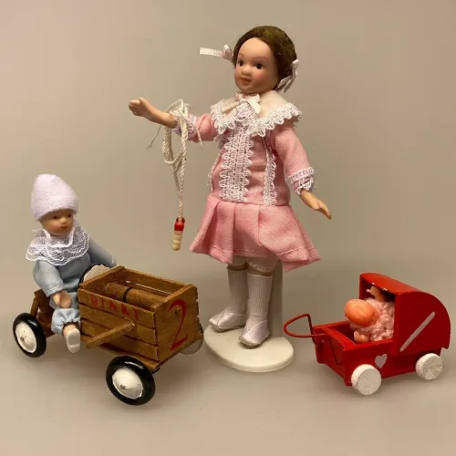 Miniature Sjippetov, 1:12, dukkehus, dukkehusting, ting til, dukkehuset, mini, miniature, miniatyre, sættekasse, sætterkssen, sættekassetig, sangskjuler, konfirmation, legetøj, dukke, biti, ribe, 1:12, Lille pige Rosa, Lille pige, dukkehusdukke, dukkehusdukker, dukke, dukkepige, pigedukke, ting til dukkehuset, dukkehusting, dukketing, miniature, miniaturer, små ting, sættekassen, sættekasseting, biti, ribe