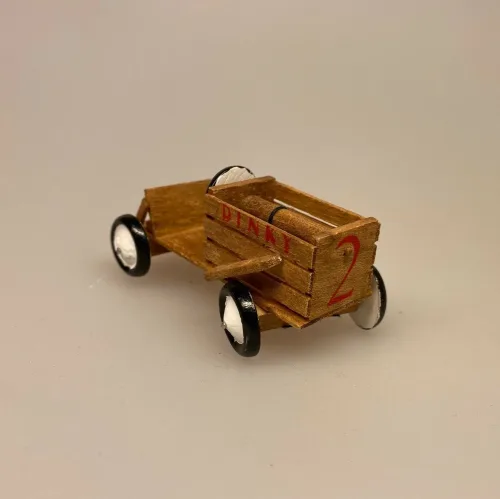 Miniature Sæbekassebil, Miniature Trækvogn - Legevogn, dukkehus, dukkehusting, dukkehustilbehør, ting til, 1:12, mini, miniature, miniaturer, dollhouse, lege, samlere, legetøj, håndlavet, fungerer, biti, ribe, købmand, købmandsbutik