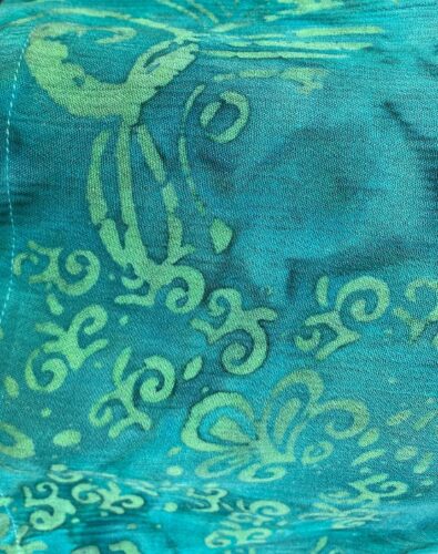 Batik Bluse Taro kortærmet - Krummelurer Grøn, smaragd, emerald, smaragdgrøn, naturmateriale, strygefri, åndbar, batkfarvet, batiktryk, slank, korte ærmer, sommerbluse, dame, smart, kvalitet, lækker, smart, små størrelser, klædelig, afslappet, casual, biti, ribe, Diva