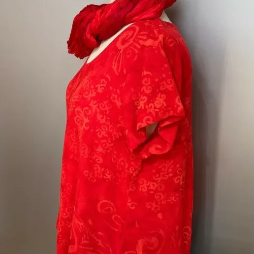 Batik Bluse Taro Kortærmet - Krummelurer Rød , kortærmet, med korte ærmer, crinkle, strygefri, natur, naturmaterialer, åndbar, smart, speciel, rød, postkasserød, klar rød, kort, sommerbluse, sommertop, forårsbluse, figursyet, små størrelser, frisk, smart, chic, kvalitet, holdbar, batik, batikfarvet, batiktryk, biti, ribe, diva