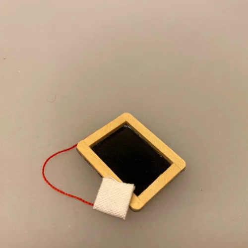 Miniature kridt tavle, kridttavle, kridt, tavle, skolelærer, lærerinde, symbol, eksamen, uddannelse, blækregning, abc, dukkehus, dukkehustilbehør, dukkehusting, dukketing, dukkehuset, miniature, miniaturer, miniaturen, puppenstuben, biti, ribe