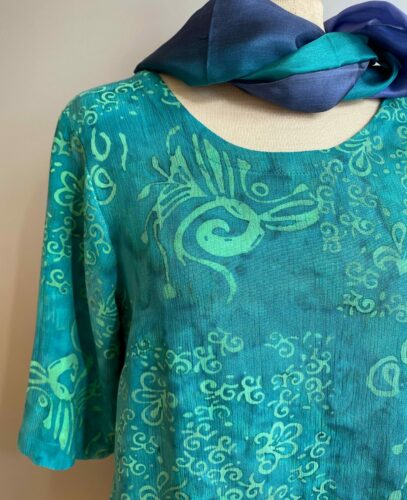 Tunika Model Puri - Krummelurer Grøn, smaragdgrøn, turkis, turkisgrøn, blågrøn, kølig, ædelsten, tunika, lang, halvlange ærmer, langærmet, bådudskæring, slank, vidde, løs, strygefri, biti, ribe, Diva, åndbar, batikfarvet, batik, trykt, kunsthåndværk