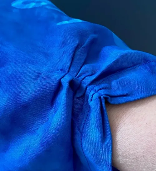 Batik Bluse med knapper - Model Oko Blå, unika, batiktryk, batikfarvet, speciel, kunsthåndværk, bluse, skjorte, blå, koboltblå, himmelblå, kongeblå, store størrelser, løs, vidde, 2/4 ærmer, v-hals, smart, naturfibre, økologisk, bio, øko, nedbrydelig, åndbar, festtøj, kittel, skjorte, biti, ribe, vadehavet, havblå, design,