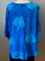 Batik Bluse med knapper - Model Oko Blå, unika, batiktryk, batikfarvet, speciel, kunsthåndværk, bluse, skjorte, blå, koboltblå, himmelblå, kongeblå, store størrelser, løs, vidde, 2/4 ærmer, v-hals, smart, naturfibre, økologisk, bio, øko, nedbrydelig, åndbar, festtøj, kittel, skjorte, biti, ribe, vadehavet, havblå, design,