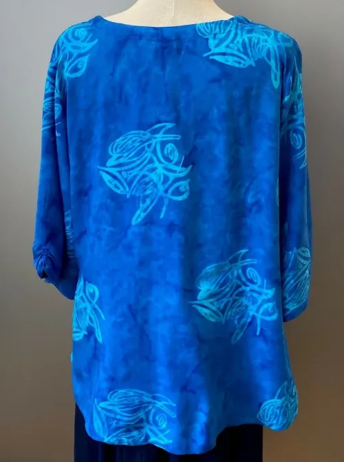 Batik Bluse med knapper - Model Oko Blå, unika, batiktryk, batikfarvet, speciel, kunsthåndværk, bluse, skjorte, blå, koboltblå, himmelblå, kongeblå, store størrelser, løs, vidde, 2/4 ærmer, v-hals, smart, naturfibre, økologisk, bio, øko, nedbrydelig, åndbar, festtøj, kittel, skjorte, biti, ribe, vadehavet, havblå, design,