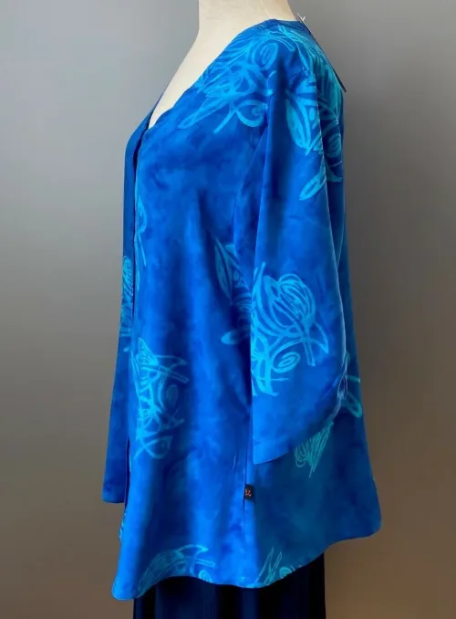 Batik Bluse med knapper - Model Oko Blå, unika, batiktryk, batikfarvet, speciel, kunsthåndværk, bluse, skjorte, blå, koboltblå, himmelblå, kongeblå, store størrelser, løs, vidde, 2/4 ærmer, v-hals, smart, naturfibre, økologisk, bio, øko, nedbrydelig, åndbar, festtøj, kittel, skjorte, biti, ribe, vadehavet, havblå, design,