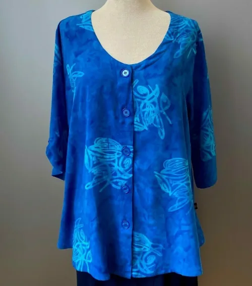 Batik Bluse med knapper - Model Oko Blå, unika, batiktryk, batikfarvet, speciel, kunsthåndværk, bluse, skjorte, blå, koboltblå, himmelblå, kongeblå, store størrelser, løs, vidde, 2/4 ærmer, v-hals, smart, naturfibre, økologisk, bio, øko, nedbrydelig, åndbar, festtøj, kittel, skjorte, biti, ribe, vadehavet, havblå, design,