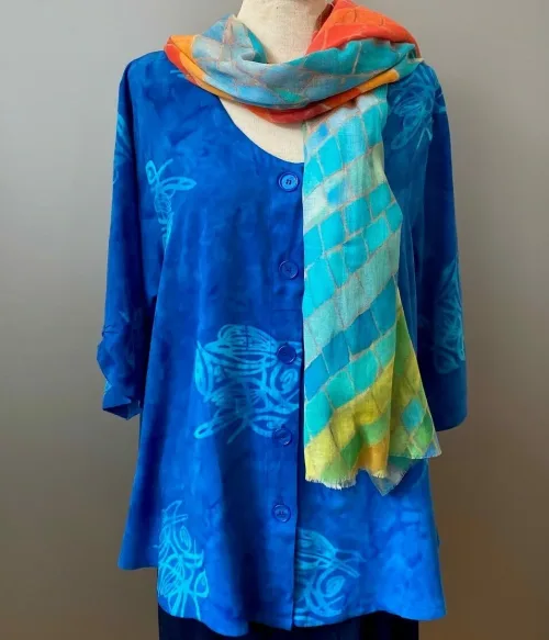 Batik Bluse med knapper - Model Oko Blå, unika, batiktryk, batikfarvet, speciel, kunsthåndværk, bluse, skjorte, blå, koboltblå, himmelblå, kongeblå, store størrelser, løs, vidde, 2/4 ærmer, v-hals, smart, naturfibre, økologisk, bio, øko, nedbrydelig, åndbar, festtøj, kittel, skjorte, biti, ribe, vadehavet, havblå, design,