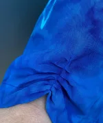 Batik Bluse med knapper - Model Oko Blå, unika, batiktryk, batikfarvet, speciel, kunsthåndværk, bluse, skjorte, blå, koboltblå, himmelblå, kongeblå, store størrelser, løs, vidde, 2/4 ærmer, v-hals, smart, naturfibre, økologisk, bio, øko, nedbrydelig, åndbar, festtøj, kittel, skjorte, biti, ribe, vadehavet, havblå, design,