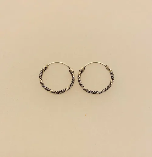 Creoler i sølv Ø 15 mm Snoet flad Vridmodel, Creoler i sølv Ø 15 mm Snoet Vridmodel , hoops, loops, runde øreringe, øreringe, ørenringe, creoler, boho, bali, snoede, flettede, sølv hoops, ægte sølv, ren sølv, massiv sølv, sterling sølv, kvalitet, holdbare, nikkelfri, sølv ringe, runde ringe, enkle, simple, klassiske, flotte, smukke, specielle, biti, ribe, maanesten, stine a, pico, enamel