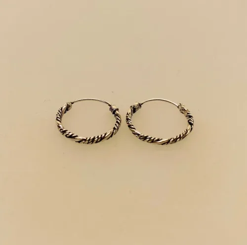 Creoler i sølv Ø 15 mm Snoet flad Vridmodel, Creoler i sølv Ø 15 mm Snoet Vridmodel , hoops, loops, runde øreringe, øreringe, ørenringe, creoler, boho, bali, snoede, flettede, sølv hoops, ægte sølv, ren sølv, massiv sølv, sterling sølv, kvalitet, holdbare, nikkelfri, sølv ringe, runde ringe, enkle, simple, klassiske, flotte, smukke, specielle, biti, ribe, maanesten, stine a, pico, enamel