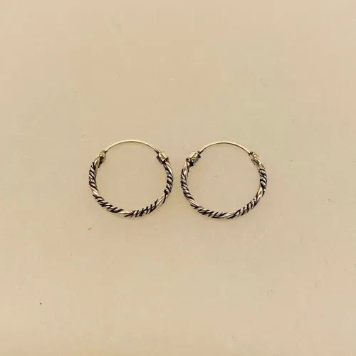 Creoler i sølv Ø 15 mm Snoet flad Vridmodel, Creoler i sølv Ø 15 mm Snoet Vridmodel , hoops, loops, runde øreringe, øreringe, ørenringe, creoler, boho, bali, snoede, flettede, sølv hoops, ægte sølv, ren sølv, massiv sølv, sterling sølv, kvalitet, holdbare, nikkelfri, sølv ringe, runde ringe, enkle, simple, klassiske, flotte, smukke, specielle, biti, ribe, maanesten, stine a, pico, enamel