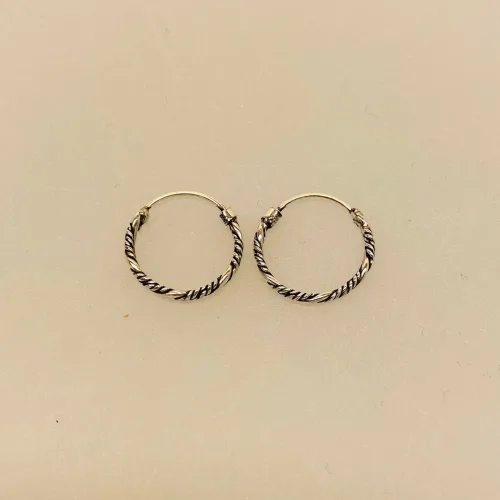 Creoler i sølv Ø 15 mm Snoet flad Vridmodel, Creoler i sølv Ø 15 mm Snoet Vridmodel , hoops, loops, runde øreringe, øreringe, ørenringe, creoler, boho, bali, snoede, flettede, sølv hoops, ægte sølv, ren sølv, massiv sølv, sterling sølv, kvalitet, holdbare, nikkelfri, sølv ringe, runde ringe, enkle, simple, klassiske, flotte, smukke, specielle, biti, ribe, maanesten, stine a, pico, enamel