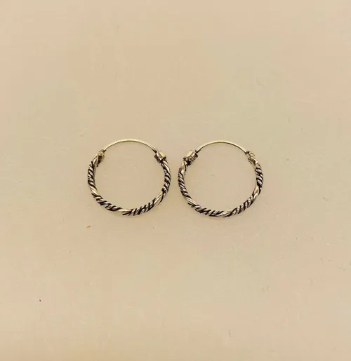 Creoler i sølv Ø 15 mm Snoet flad Vridmodel, Creoler i sølv Ø 15 mm Snoet Vridmodel , hoops, loops, runde øreringe, øreringe, ørenringe, creoler, boho, bali, snoede, flettede, sølv hoops, ægte sølv, ren sølv, massiv sølv, sterling sølv, kvalitet, holdbare, nikkelfri, sølv ringe, runde ringe, enkle, simple, klassiske, flotte, smukke, specielle, biti, ribe, maanesten, stine a, pico, enamel