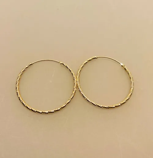 Creoler - Ø 30 mm øreringe sølv med ciseleret mønster, hoops, med mønster, mønstrede, øreringe, ørenringe, runde øreringe, sølv hoops, store, mellemstore, smukke, specielle, flotte, statement, cisselerede, rillede, lys sølv, loops, runde ringe, ægte sølv, sterling sølv, blanke, biti, ribe, billige, kvalitet, feminine, Stine A, Maanesten, Pernille Corydon, Susanne Friis Bjørner, Frk. Lisberg