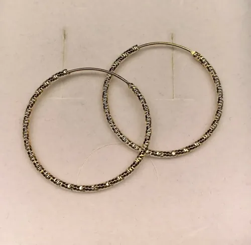 Creoler - Ø 30 mm øreringe sølv med ciseleret mønster, hoops, med mønster, mønstrede, øreringe, ørenringe, runde øreringe, sølv hoops, store, mellemstore, smukke, specielle, flotte, statement, cisselerede, rillede, lys sølv, loops, runde ringe, ægte sølv, sterling sølv, blanke, biti, ribe, billige, kvalitet, feminine, Stine A, Maanesten, Pernille Corydon, Susanne Friis Bjørner, Frk. Lisberg
